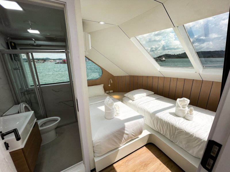 Twin Bed Front Cabin (upper deck)